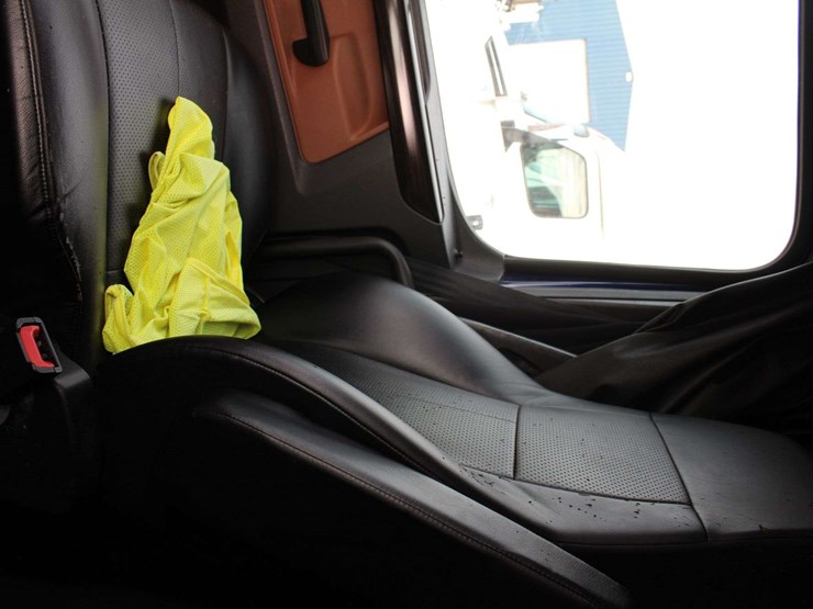 2018-freightliner-cascadia-126-image-63