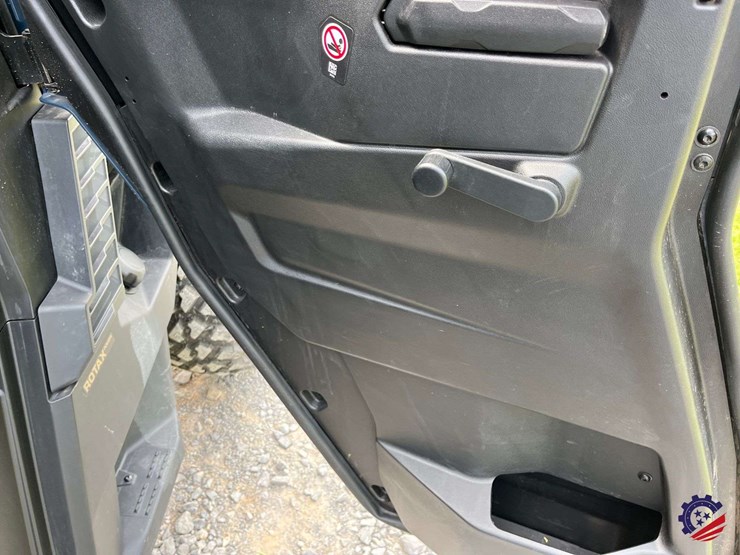 2026-can-am-defender-limited-hd11-triple-image-71