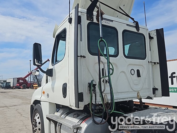 2019-freightliner-cascadia-125-image-11
