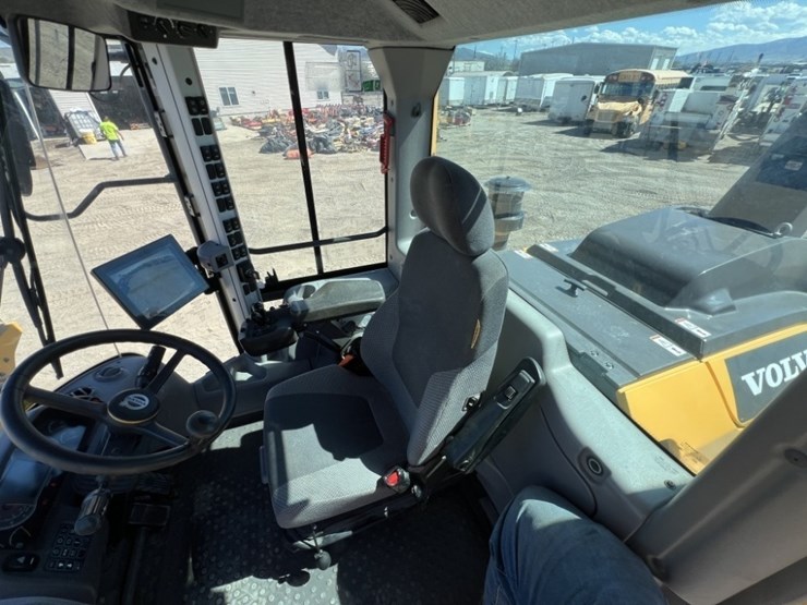 2023-volvo-l70h-wheel-loader-image-37