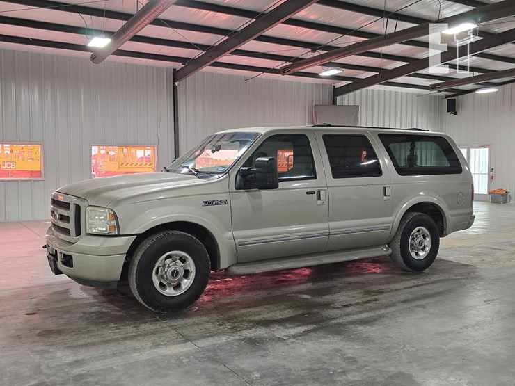 2005-ford-excursion-image-1