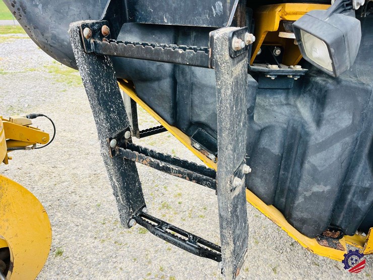 2010-caterpillar-120m-image-58