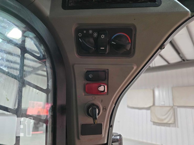 2022-caterpillar-262d3-image-16