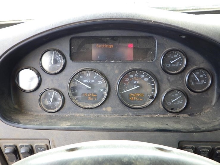 2010-peterbilt-337-image-31