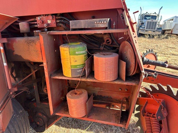 hesston-560-image-16