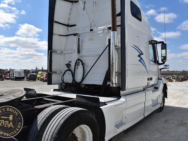 2015-volvo-vnl64t670-image-20