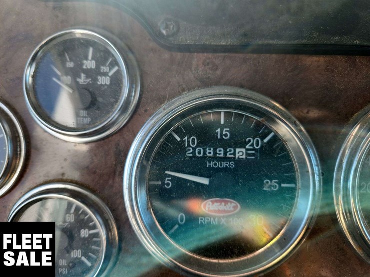 2005-peterbilt-385-image-12