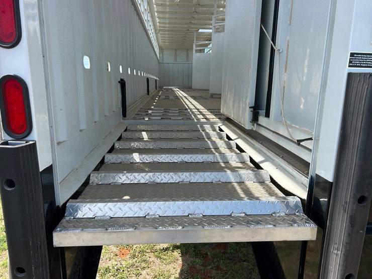 2013-neville-trailer-image-17