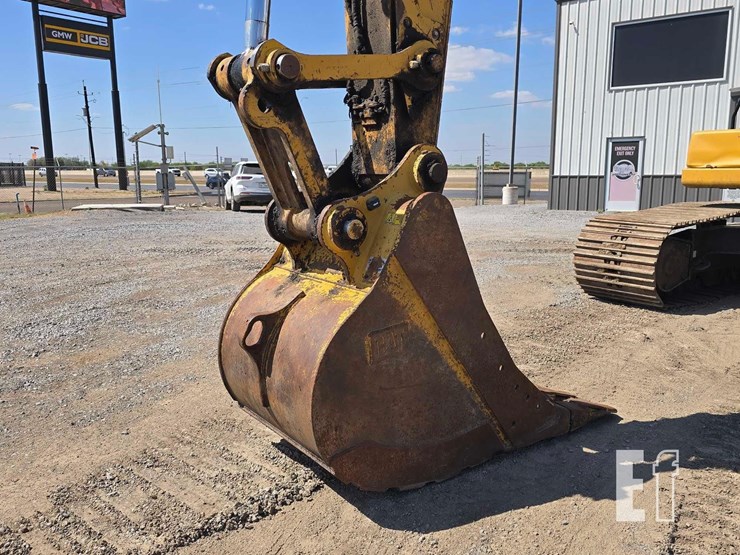 2020-caterpillar-323-image-11