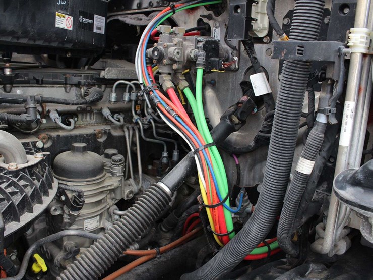 2020-freightliner-cascadia-126-image-8