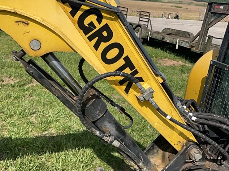 agrotk-r35-mini-excavator-346-hours-kubota-engine-image-4