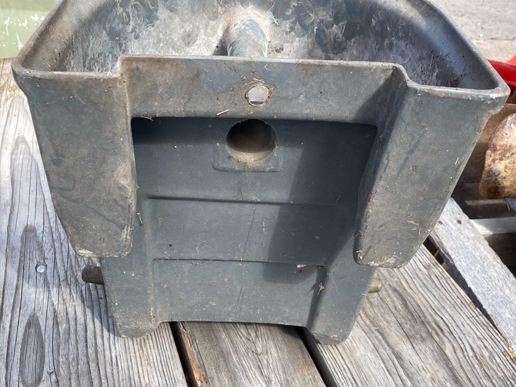 #7064-•-milking/feeder-bucket-(o3)-image-4