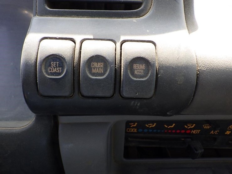 2005-isuzu-nqr-image-30