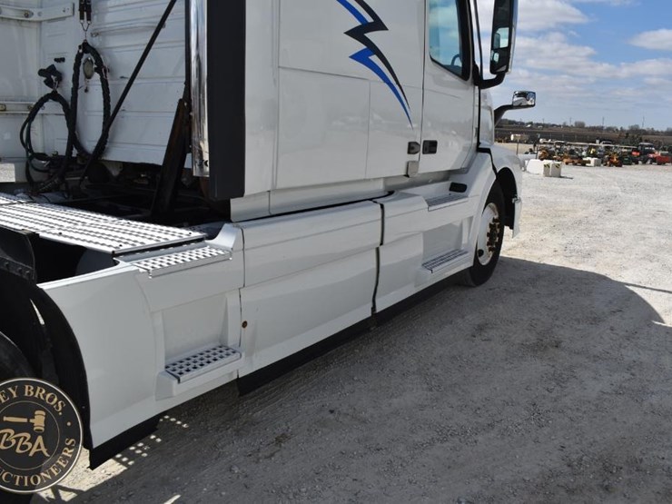 2015-volvo-vnl64t670-image-21