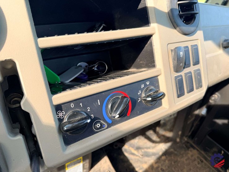 2023-john-deere-gator-xuv-835r-image-38