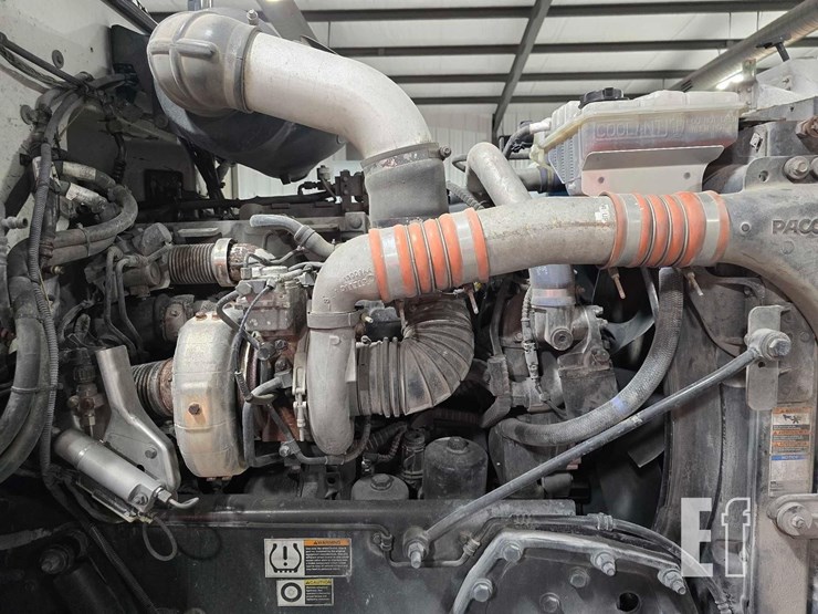 2013-peterbilt-384-image-17