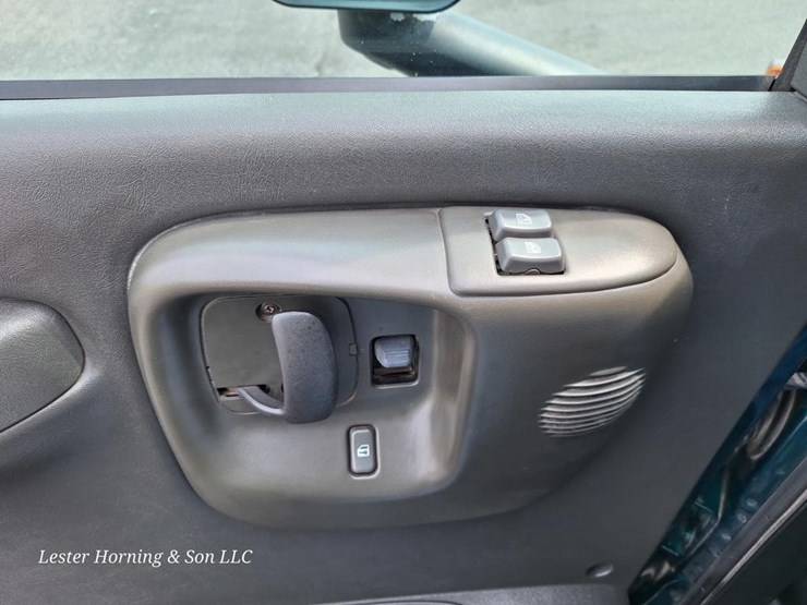 2004-gmc-topkick-image-16