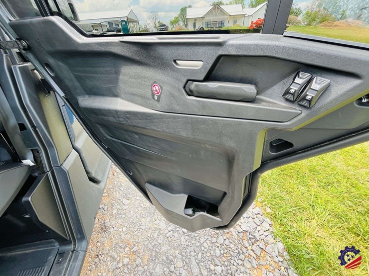 2026-can-am-defender-limited-hd11-triple-image-46