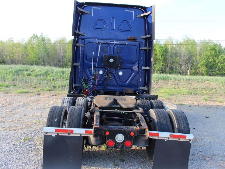 2018-freightliner-cascadia-126-image-52