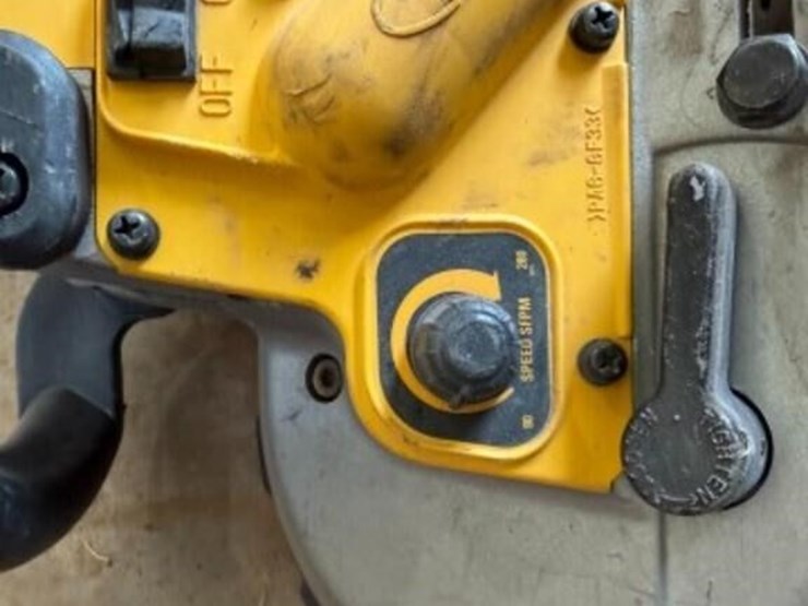 dewalt-heavy-duty-variable-speed-band-saw-image-2