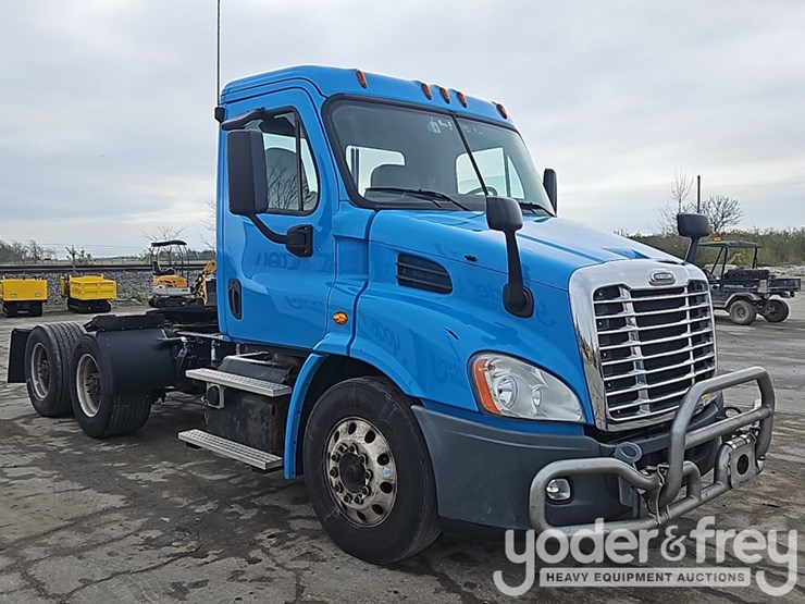 2016-freightliner-cascadia-113-image-8