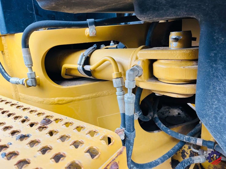 2010-caterpillar-120m-image-125