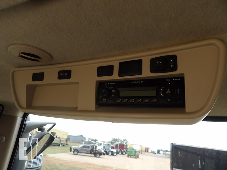 2012-john-deere-8235r-image-23