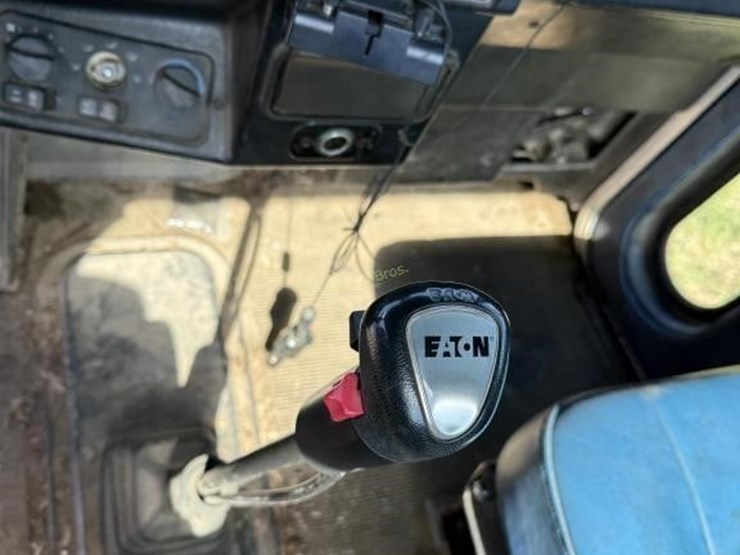 1996-peterbilt-385-image-17