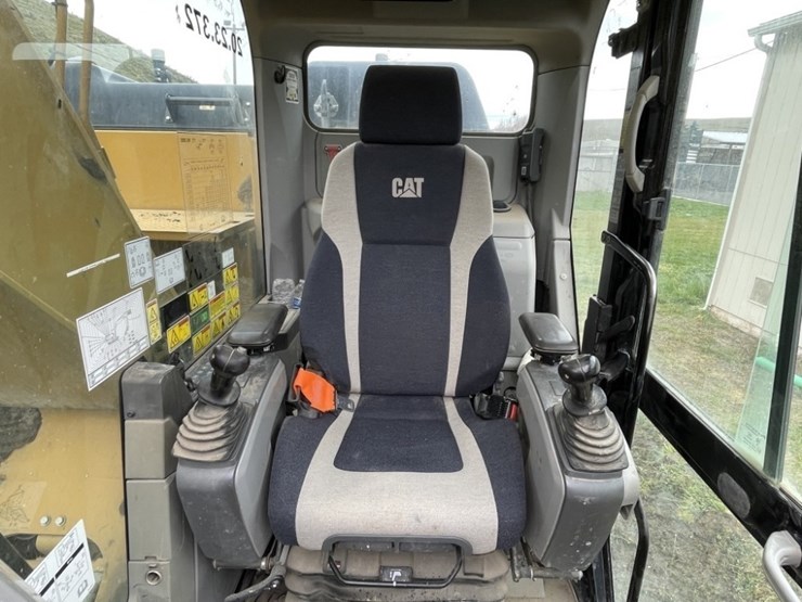 2013-caterpillar-320e-image-30