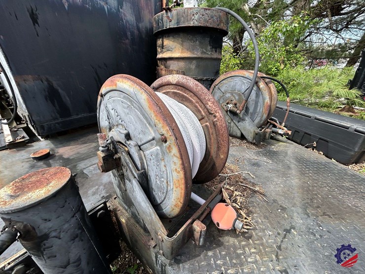 fuel-&-lube-truck-image-20