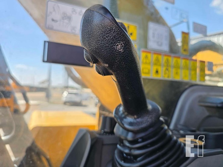 2020-caterpillar-323-image-19