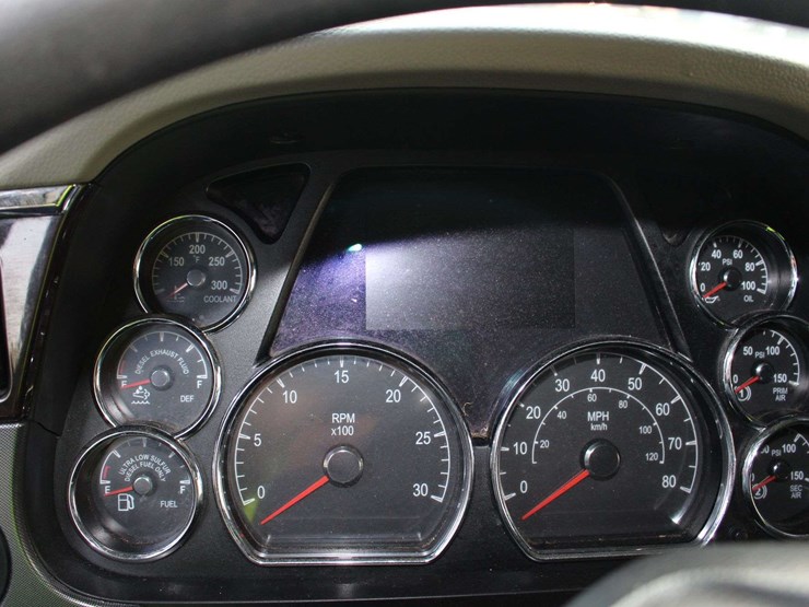 2019-peterbilt-579-image-23