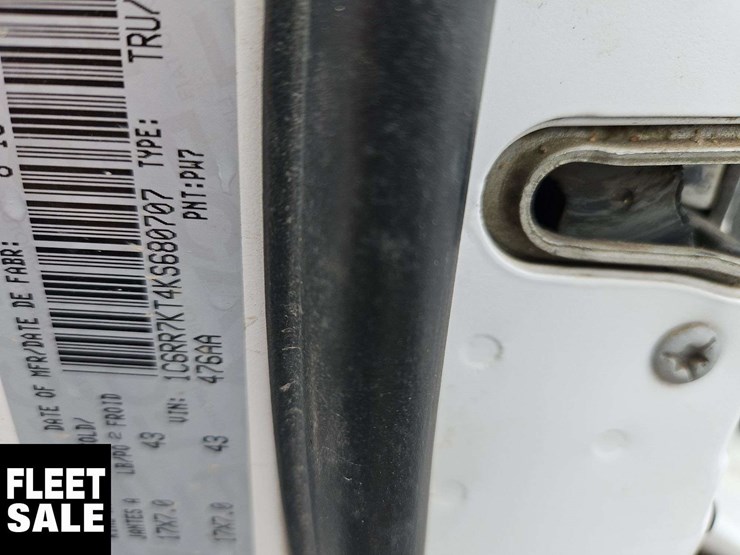 2019-ram-1500-classic-image-34