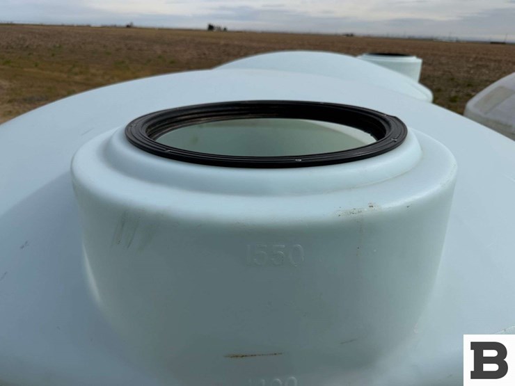1550-gallon-round-poly-fertilizer-tank-image-2