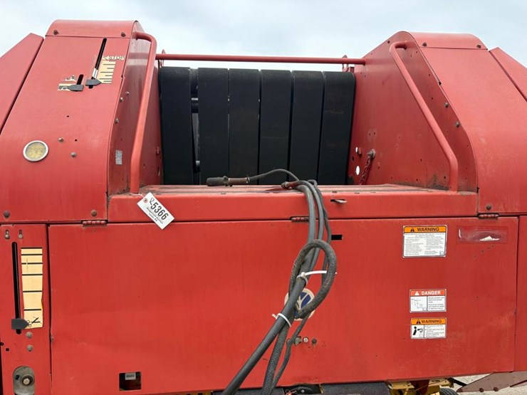 new-holland-br740-image-6