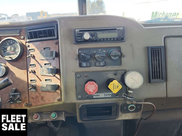 2004-peterbilt-330-image-17