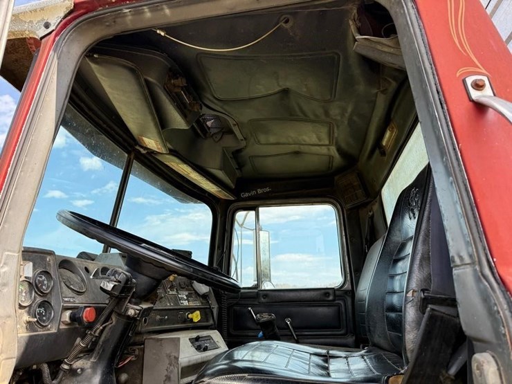 1991-mack-dm690s-image-15