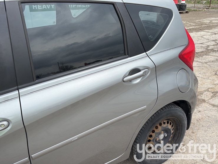 2015-nissan-versa-image-11