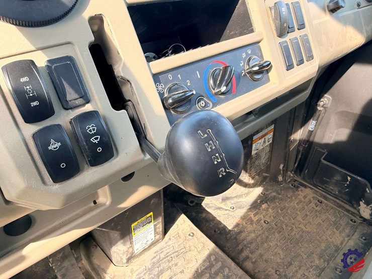 2023-john-deere-gator-xuv-835r-image-35