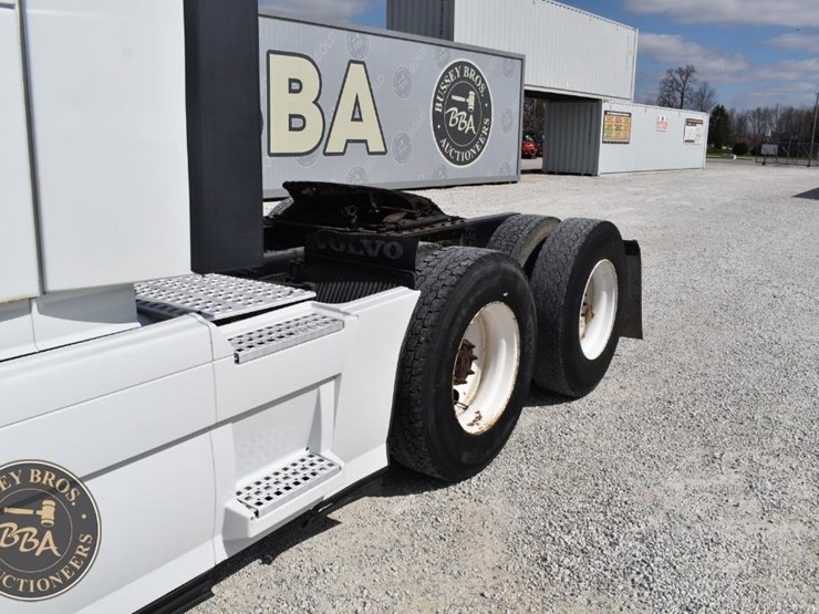 2015-volvo-vnl64t670-image-13