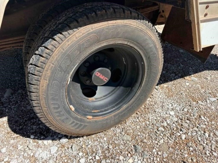 2001-gmc-3500-image-9