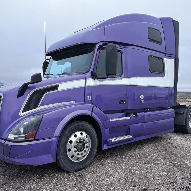2016 VOLVO VNL780