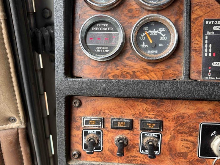 2001-kenworth-t800-image-16