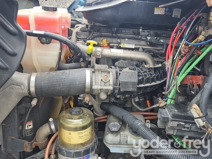 2016-freightliner-cascadia-113-image-37