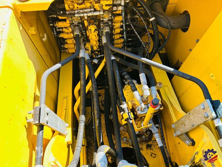 2015-komatsu-pc210-lc-image-32