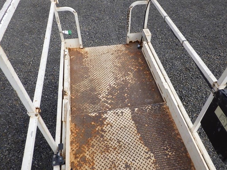 2016-jlg-3246es-image-20