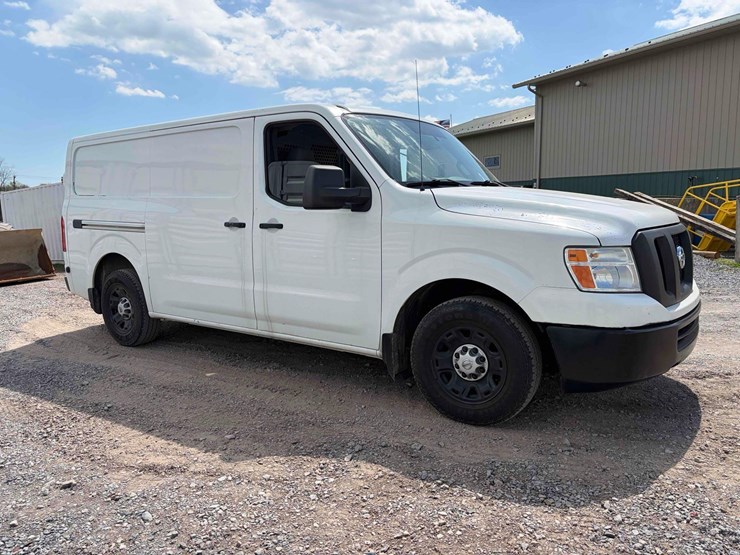 2012-nissan-nv2500-image-3