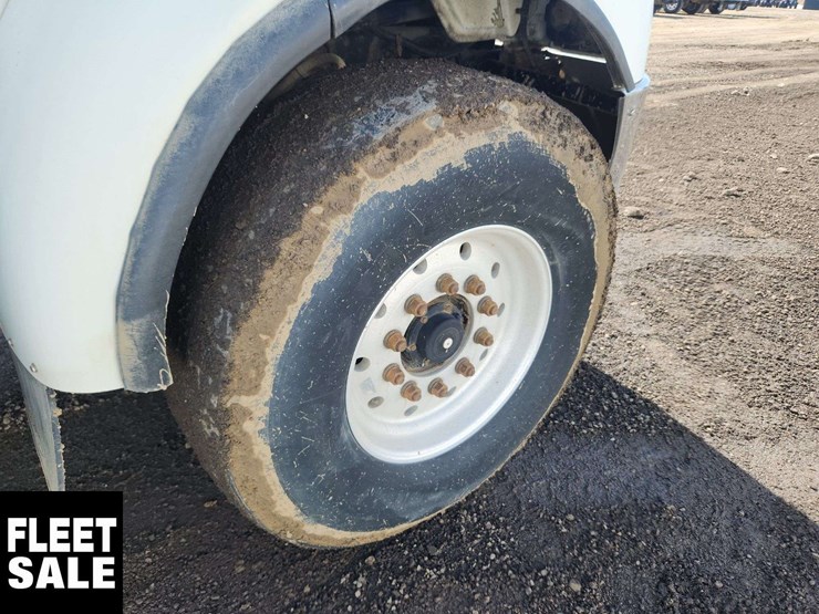 2004-peterbilt-330-image-31