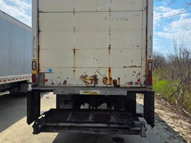 2004-freightliner-m2-106-image-5