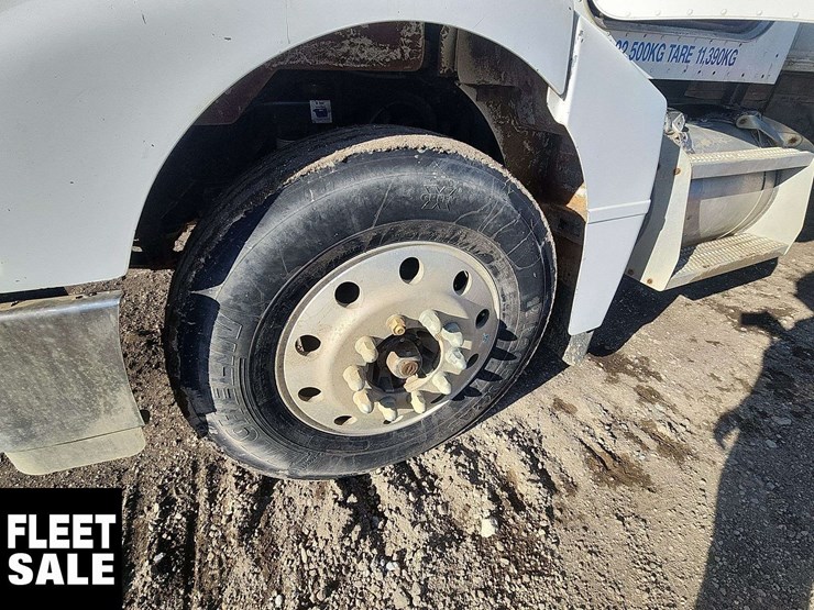 2005-peterbilt-385-image-27